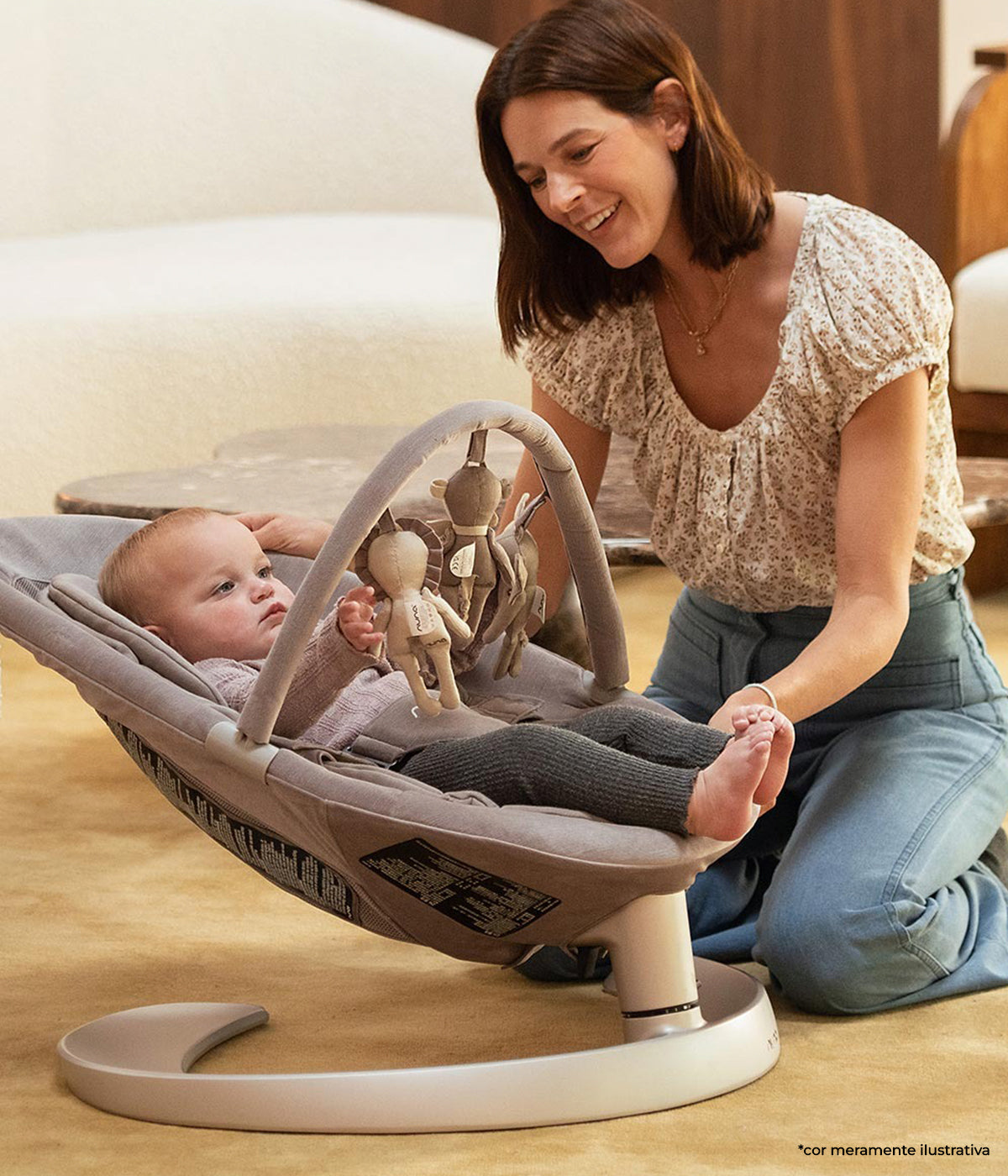 Bebé a utilizar a espreguiçadeira Evolutiva Leaf Grow da marca Nuna na cor Biscotti. Desde recém-nascido, proporciona um movimento lateral suave e silencioso, inspirado no balanço natural de uma folha, sem motores, pilhas ou cabos.