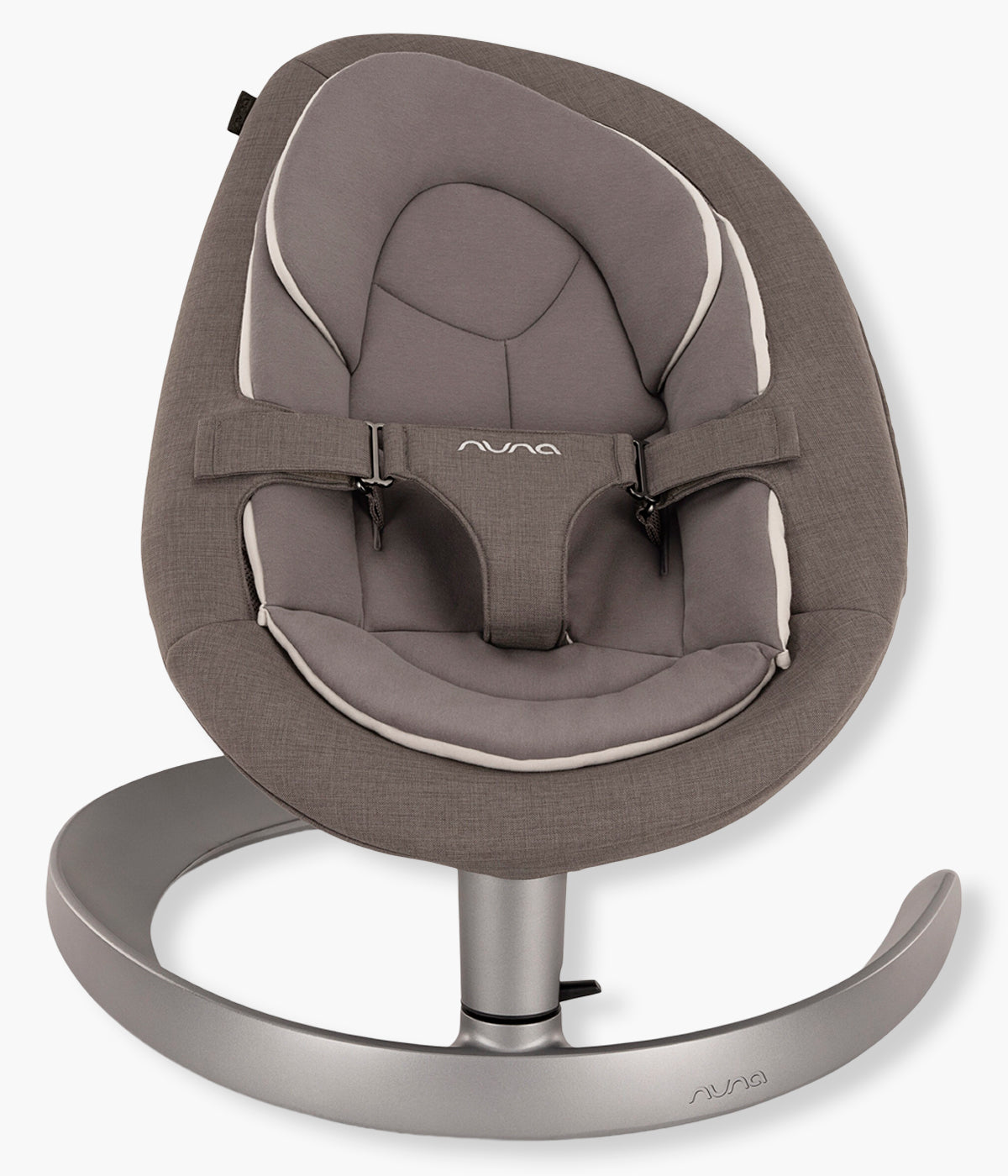 Vista frontal da espreguiçadeira Evolutiva Leaf Grow da marca Nuna na cor Granite. Desde recém-nascido, proporciona um movimento lateral suave e silencioso, inspirado no balanço natural de uma folha, sem motores, pilhas ou cabos.