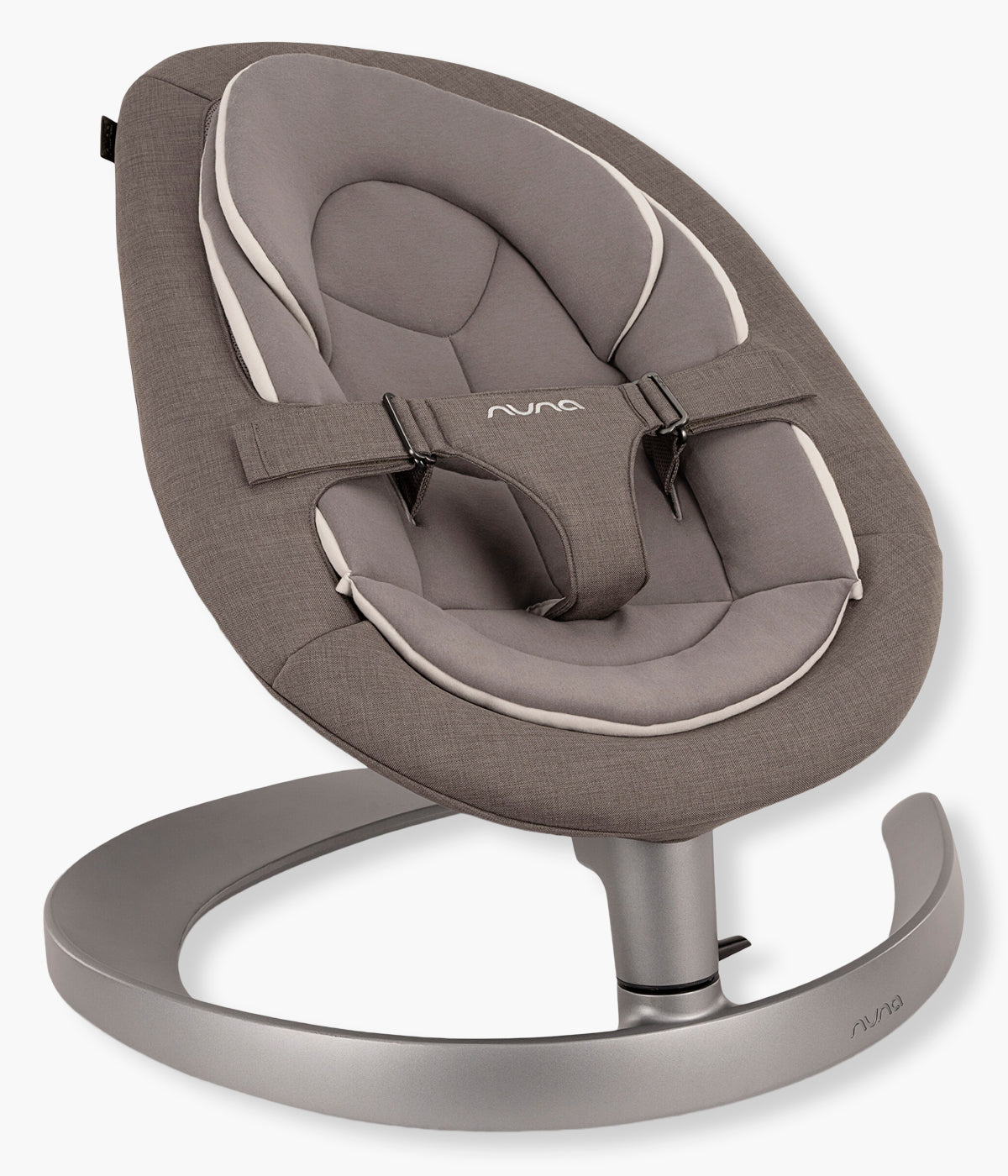 Vista frontal da espreguiçadeira Evolutiva Leaf Grow da marca Nuna na cor Granite. Desde recém-nascido, proporciona um movimento lateral suave e silencioso, inspirado no balanço natural de uma folha, sem motores, pilhas ou cabos.