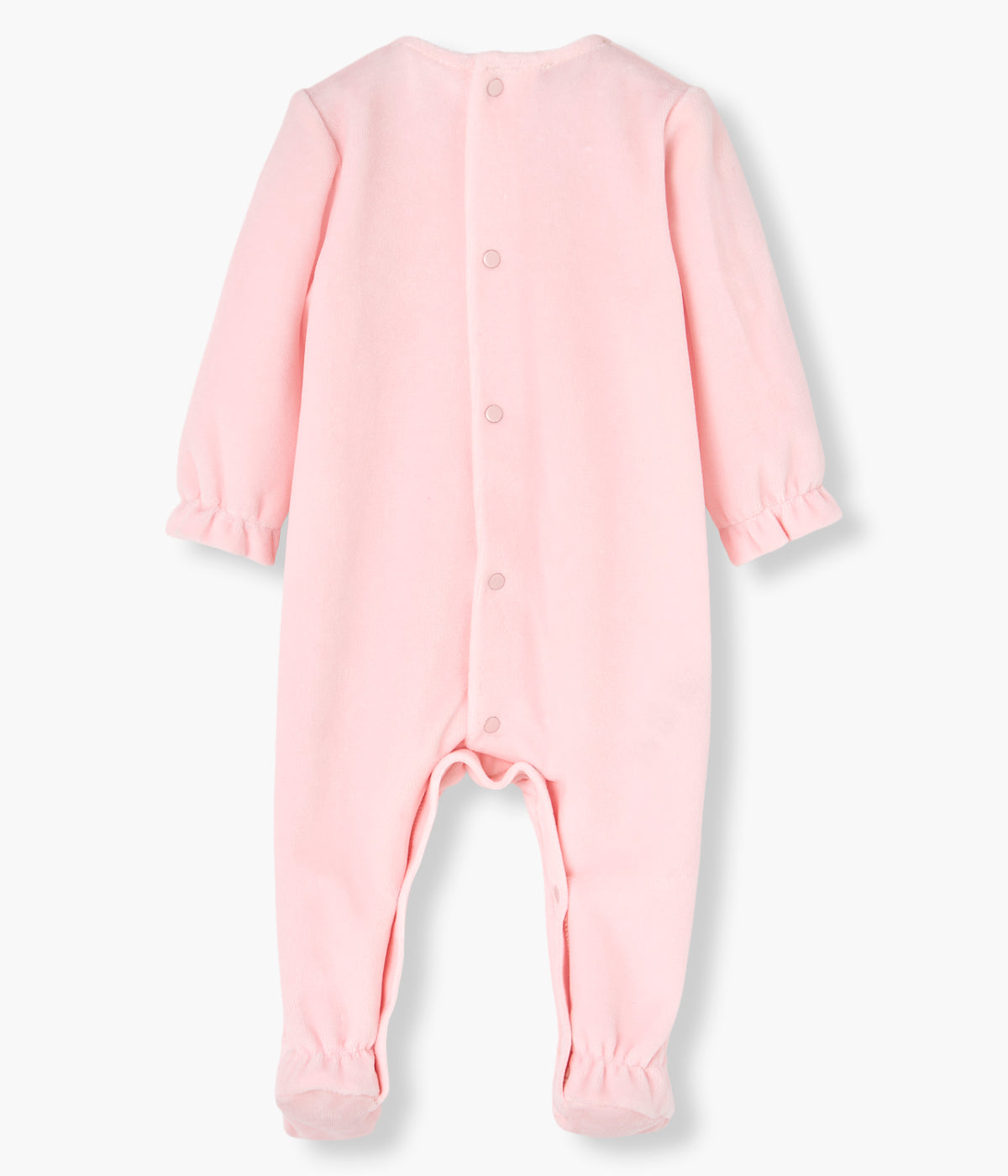 Vista costas do babygrow em veludo rosa da Paz Rodríguez para bebé menina e recém-nascida. Peitilho em renda com folho em tecido plumeti e laço com medalha madrepérola. Abertura nas costas e entrepernas.