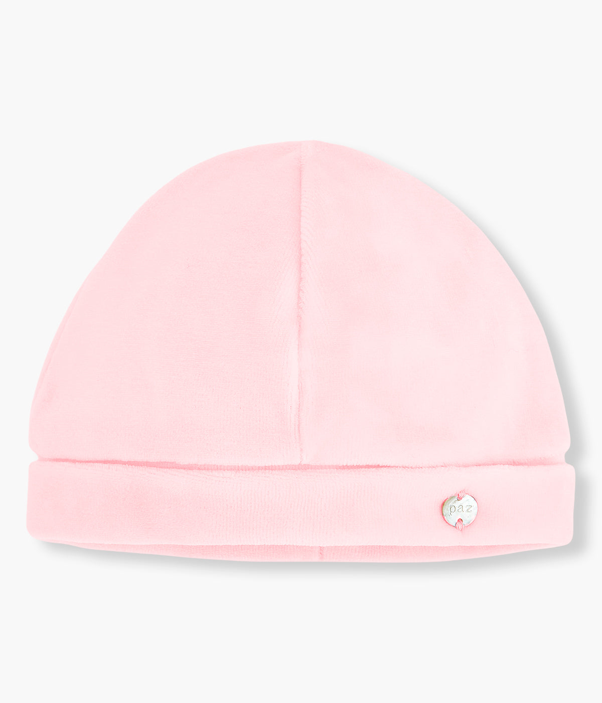 Vista frontal do gorro em veludo rosa da Paz Rodríguez para bebé menina e recém-nascida. Dobra a toda a volta com medalha madrepérola. Forro em algodão branco sem costuras.
