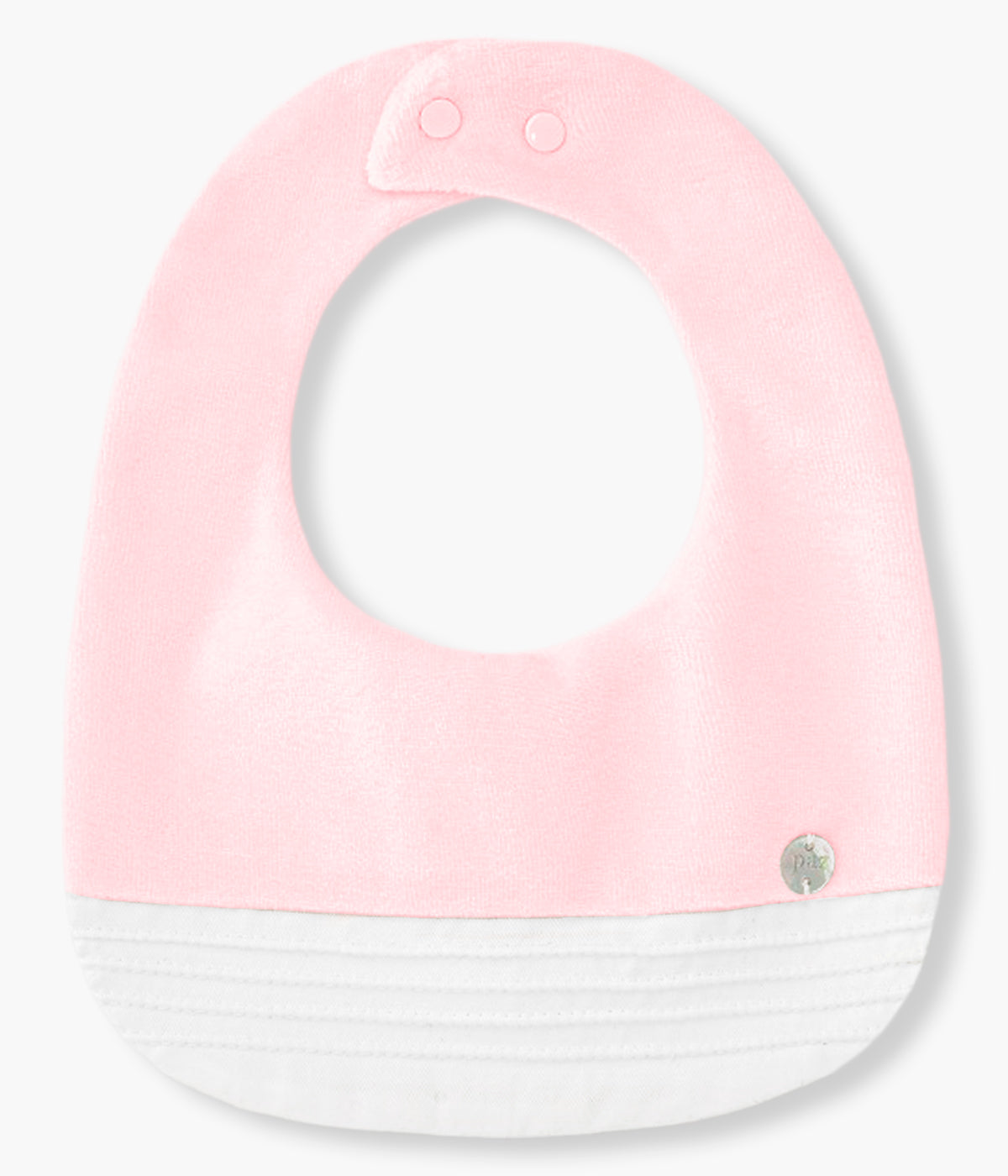 Vista frontal da babete em veludo e algodão rosa da Paz Rodríguez para bebé menina e recém-nascida. Parte superior em veludo. Parte inferior em tecido branco com detalhe. Forro em tecido de algodão. Medalha madrepérola.
