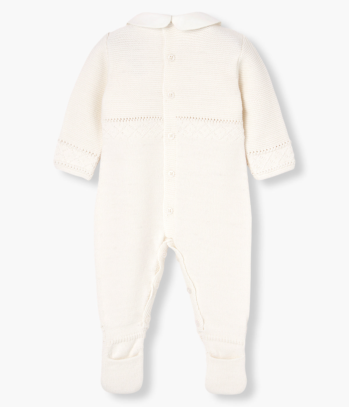 Vista de costas do babygrow em malha pérola da Paz Rodríguez para bebé e recém-nascido(a). Gola redonda em tecido branco. Detalhes trabalhados no peito, mangas e pés. Faixa em renda no peito. Medalha madrepérola.