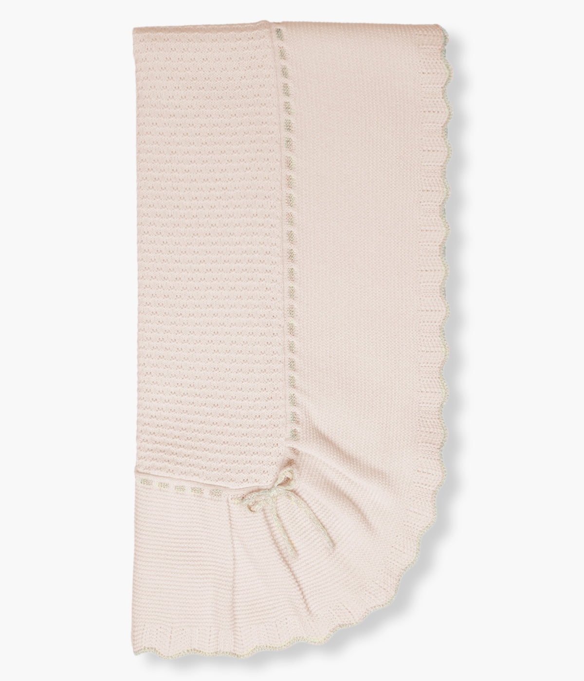 Vista frontal da manta em malha pérola da Mac Ilusión para bebé menina e recém-nascida. Elegante manta de formato quadrado com detalhes na malha, rebordo e laço com cordão suavemente brilhante.