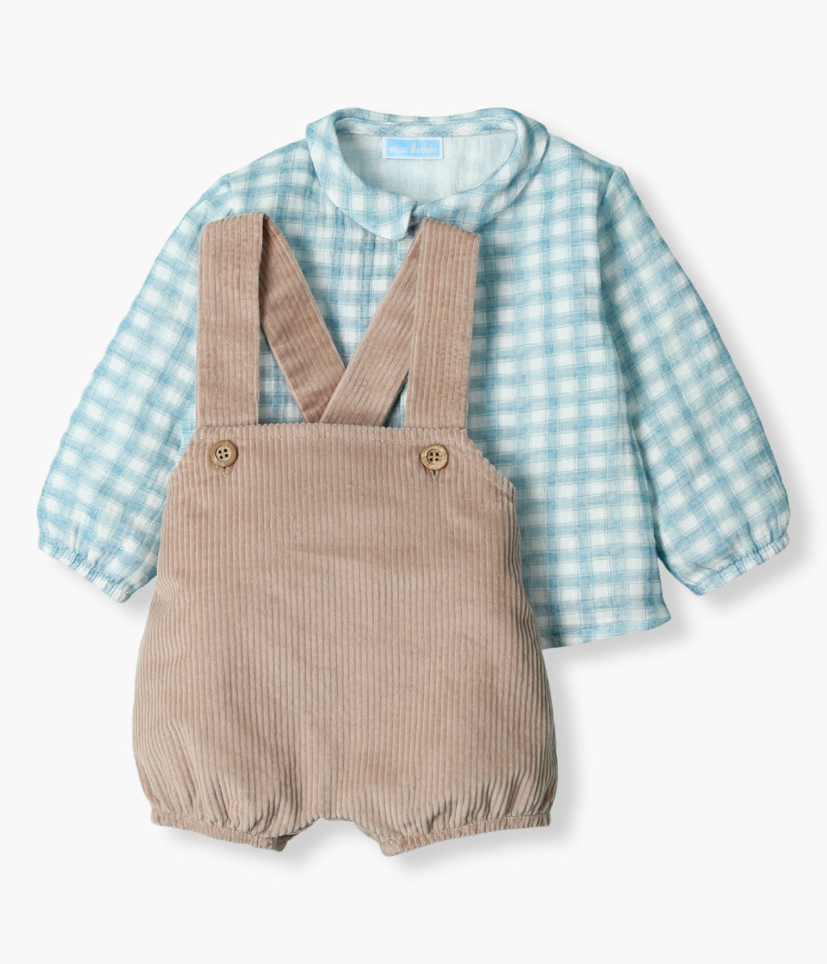 Vista frontal conjunto de 2pc em algodão da Mac Ilusión para bebé e recém-nascido(a). Camisa com padrão vichy em tons de azul e branco com gola bico cortada. Fofo de alças em suave bombazine bege. Camisa de abertura na frente e fofo de abertura nas alças.