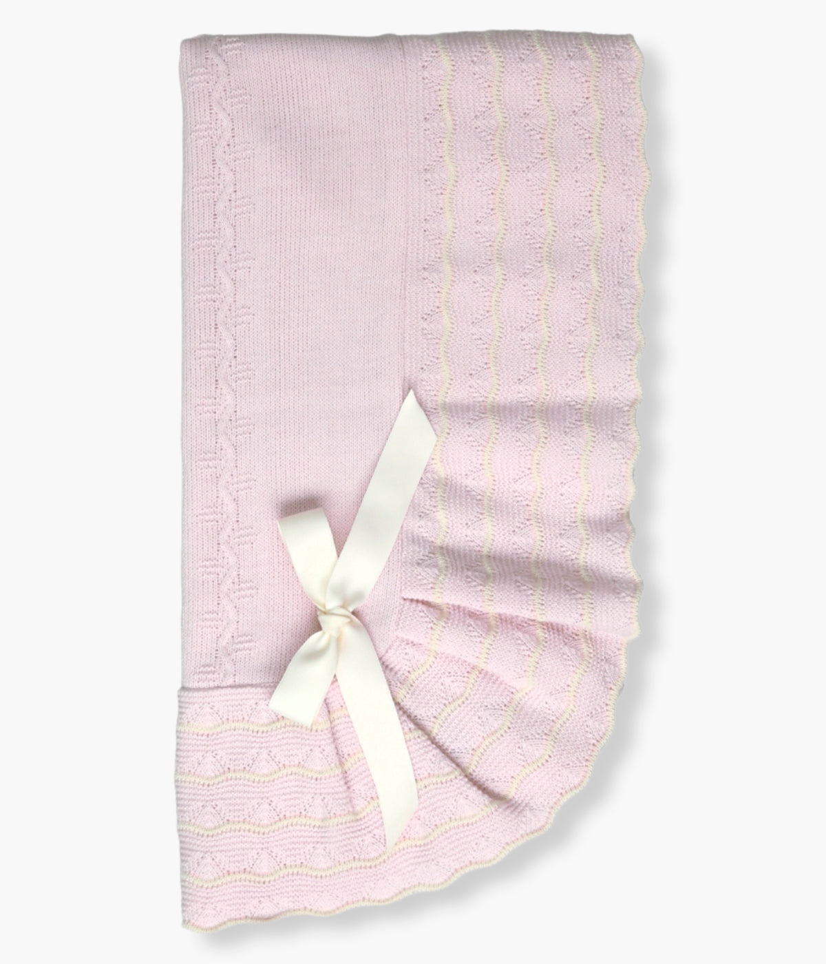Vista frontal da manta em malha rosa da Mac Ilusión para bebé menina e recém-nascida. Elegante manta de formato quadrado com detalhes na malha e laço gorgurão em pérola.