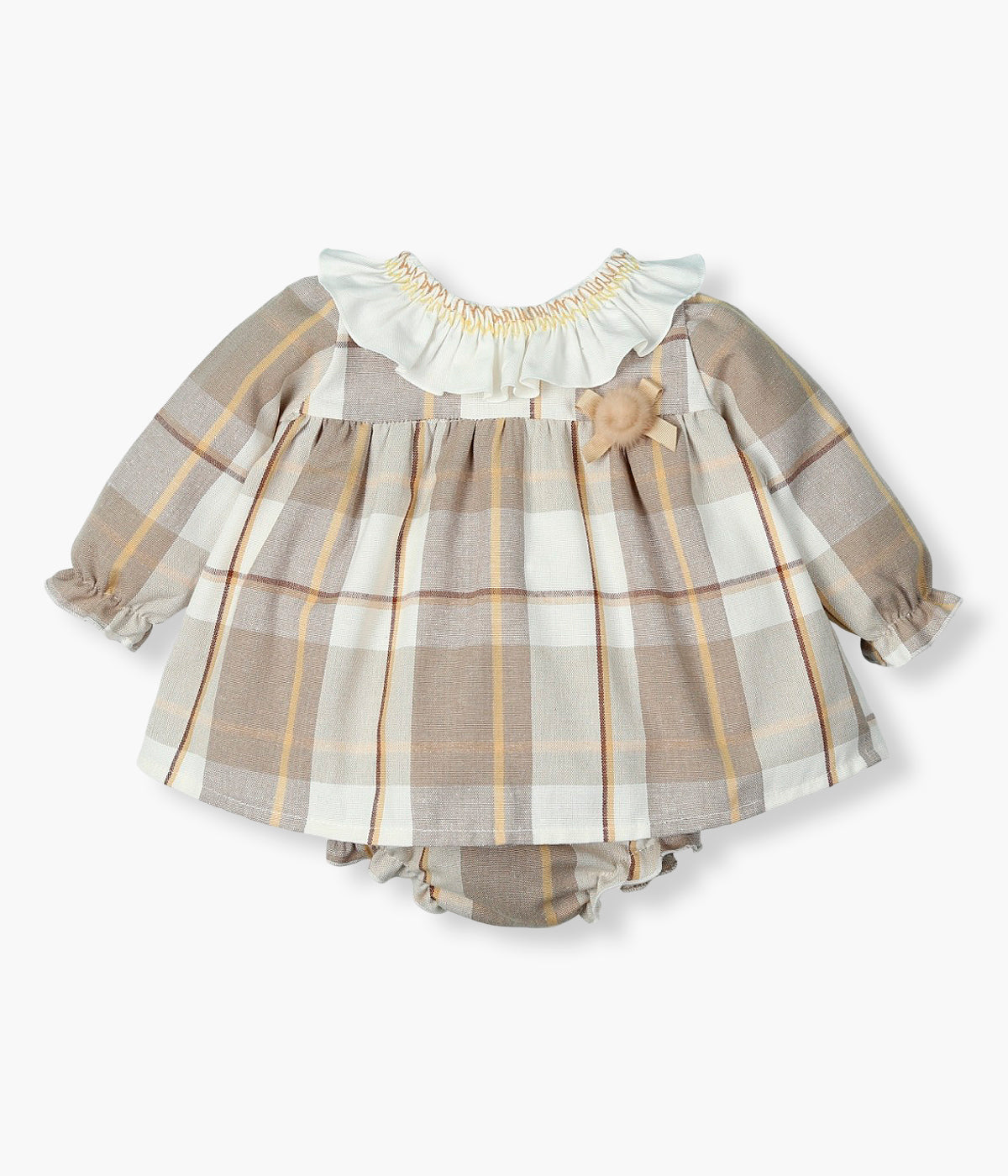 Vista frontal do vestido em algodão da Mac Ilusión para bebé menina e recém-nascida. Elegante vestido com padrão xadrez em tons de bege e castanho, gola folho branca e pequeno pompom com laço no peito. Tapa fraldas a combinar.