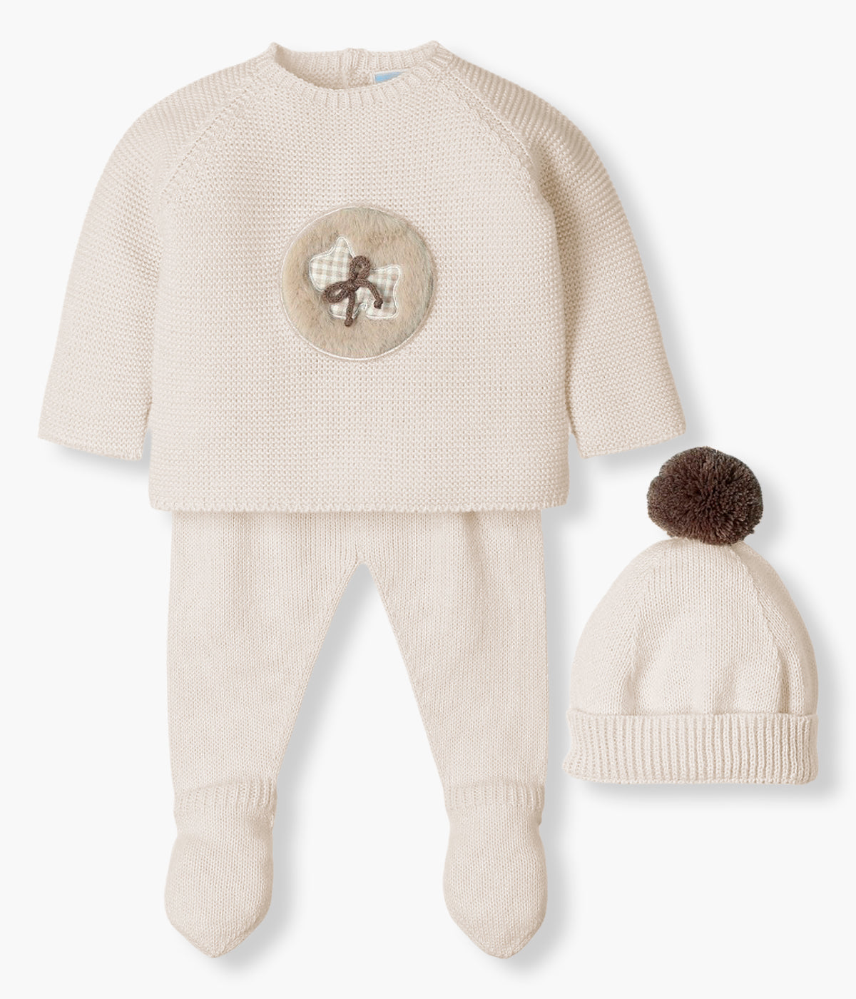 Vista frontal do conjunto de 3pc em malha pérola da Mac Ilusión para bebé e recém-nascido(a). Camisola com detalhe no peito com pelo fofo a rodear um pequeno cão de padrão vichy com um laço. Gorro sem costuras no interior com pompom castanho. Calças com pés.