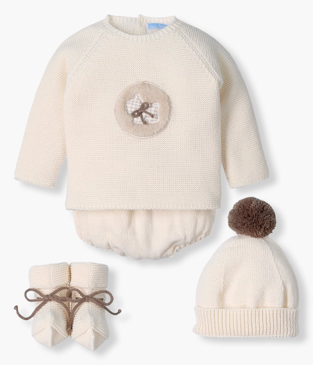 Vista frontal do conjunto de 4pc em malha pérola da Mac Ilusión para bebé e recém-nascido(a). Camisola com detalhe no peito com pelo fofo a rodear um pequeno cão de padrão vichy com um laço. Gorro sem costuras no interior com pompom castanho. Tapa fraldas liso. Carapins tipo bota.