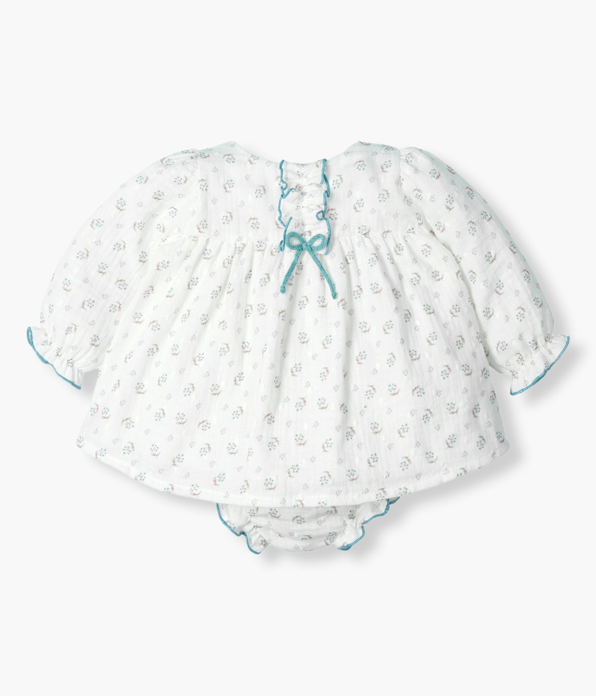 Vista frontal do vestido em algodão da Mac Ilusión para bebé menina e recém-nascida. Elegante vestido em tecido plumeti com padrão de pequenas flores, folho no peito e forro no interior. Tapa fraldas a combinar. Abertura do vestido nas costas.
