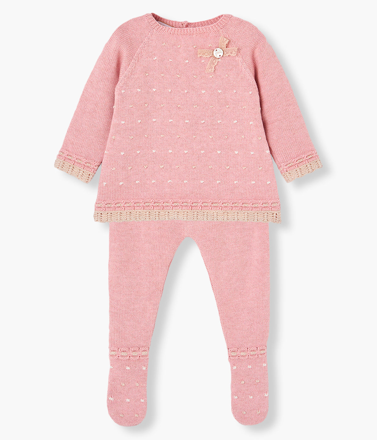 Vista frontal do conjunto de 2pc em malha de algodão e caxemira rosa da Paz Rodríguez para bebé menina e recém-nascida. Camisola com detalhes com relevo e medalha de madrepérola com laço em renda bege. Calças com pés a combinar.