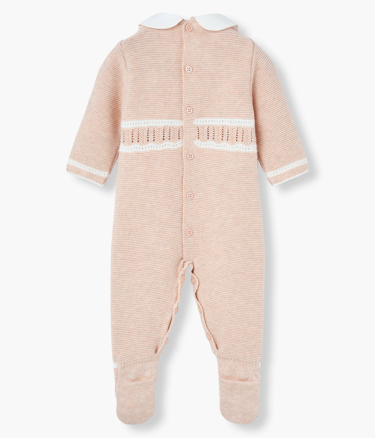 Vista costas do babygrow em malha de algodão e caxemira bege da Paz Rodríguez para bebé e recém-nascido(a). Gola redonda cortada em tecido e pormenores em pérola. Detalhes perfurados. Abertura nas costas e entrepernas.