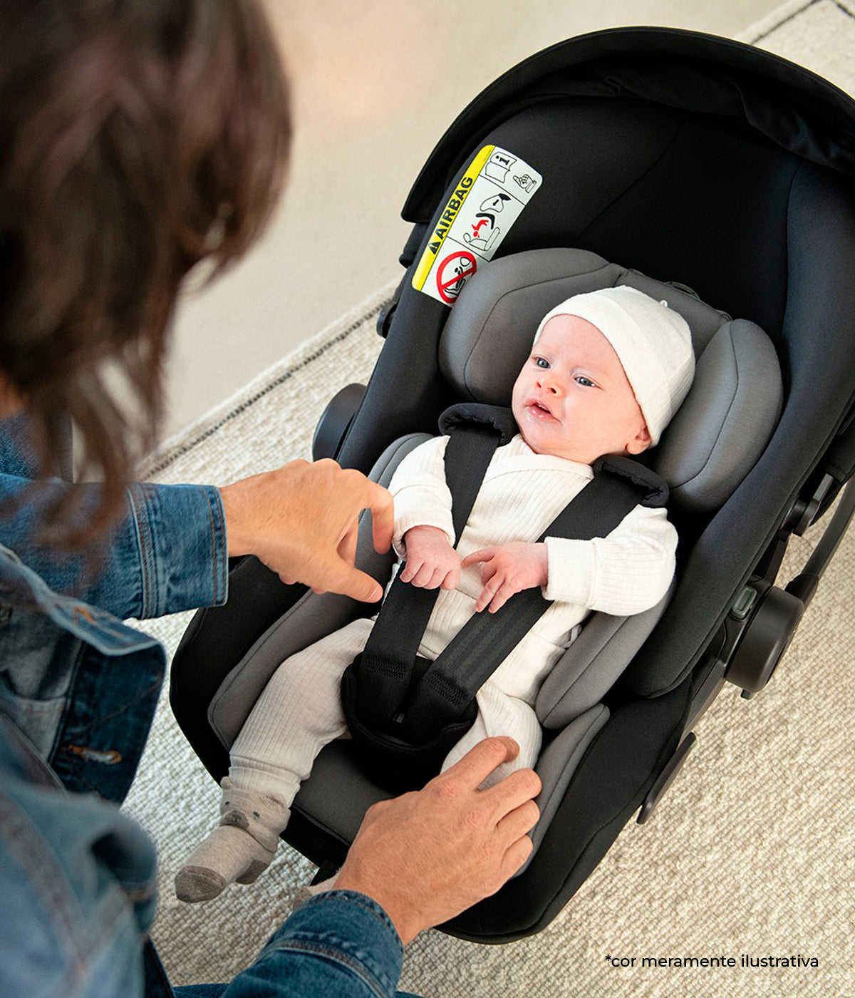 Vista frontal com bebé da babycoque para bebé Arra Flex da marca Nuna na cor Thunder