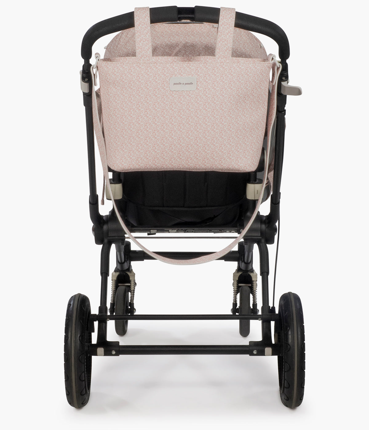 Vista pendurada no carrinho da bolsa de passeio Maison Tender da Pasito a Pasito com o padrão Flowers. Prática bolsa de design elegante com um padrão floral rosa e com um formato compacto e funcional para os passeios com a bebé.