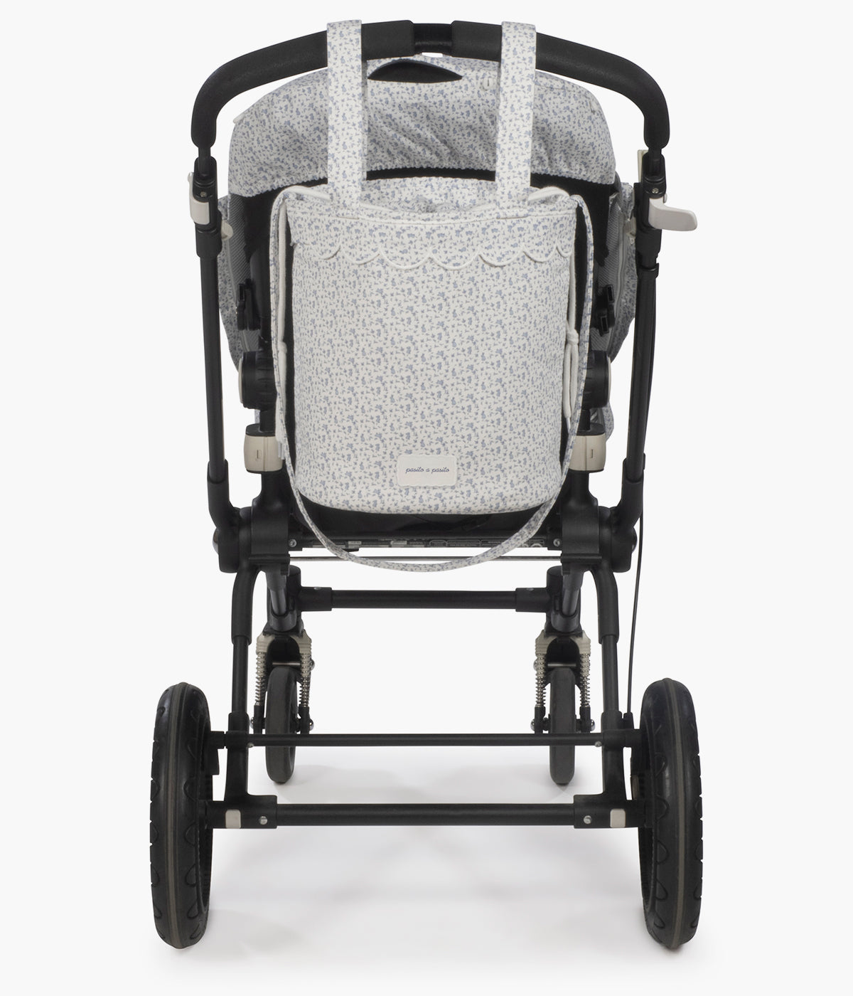 Vista pendurada no carrinho da bolsa bucket Maison Tender da Pasito a Pasito com o padrão Coelhos. Elegante bolsa que combina um formato compacto e funcional com o delicado padrão de coelhinhos da coleção.