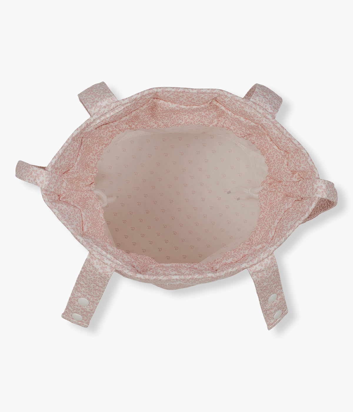 Vista do interior da bolsa bucket Maison Tender da Pasito a Pasito com o padrão flores. Elegante bolsa que combina um formato compacto e funcional com o delicado padrão de flores rosa da coleção. Fabricada em algodão BCI com tratamento resistente à água, possui forro interior em poliéster, fecho superior por cordão ajustável e espaço para transportar os principais essenciais da bebé. Inclui alças adicionais para prender ao carrinho e uma alça comprida para transportar ao ombro.