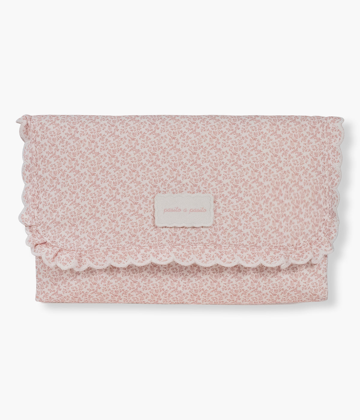 Vista frontal do muda fraldas portátil para bebé Maison Tender da Pasito a Pasito com o padrão floral. Com um exterior em 100% algodão BCI com padrão flores rosa, possui um interior acolchoado e impermeável em PVC sem ftalatos, fácil de limpar após cada utilização.