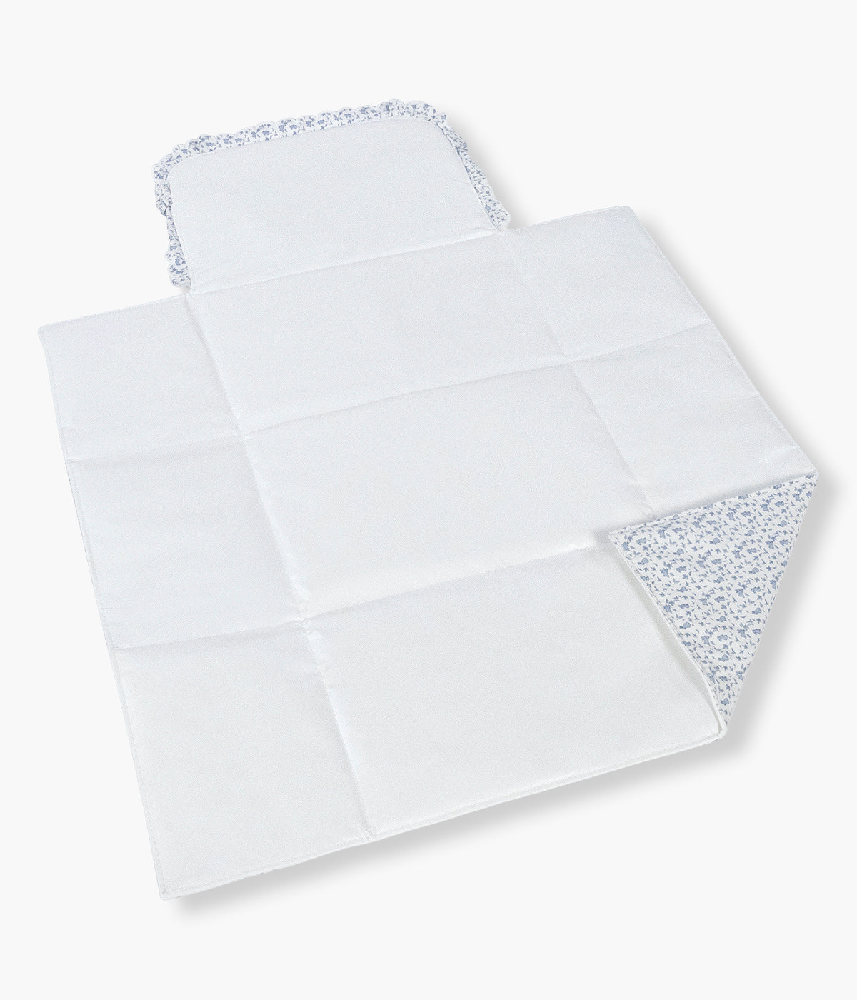 Vista aberto do muda fraldas portátil para bebé Maison Tender da Pasito a Pasito com o padrão coelhos. Com um exterior em 100% algodão BCI com padrão coelhos azuis, possui um interior acolchoado e impermeável em PVC sem ftalatos, fácil de limpar após cada utilização. O formato dobrável e o fecho elástico permitem transportá-lo facilmente dentro da mala ou mochila de maternidade.