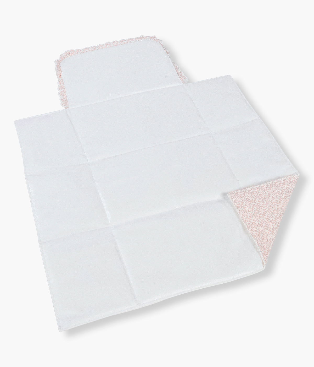 Vista aberta do muda fraldas portátil para bebé Maison Tender da Pasito a Pasito com o padrão floral. Com um exterior em 100% algodão BCI com padrão flores rosa, possui um interior acolchoado e impermeável em PVC sem ftalatos, fácil de limpar após cada utilização.