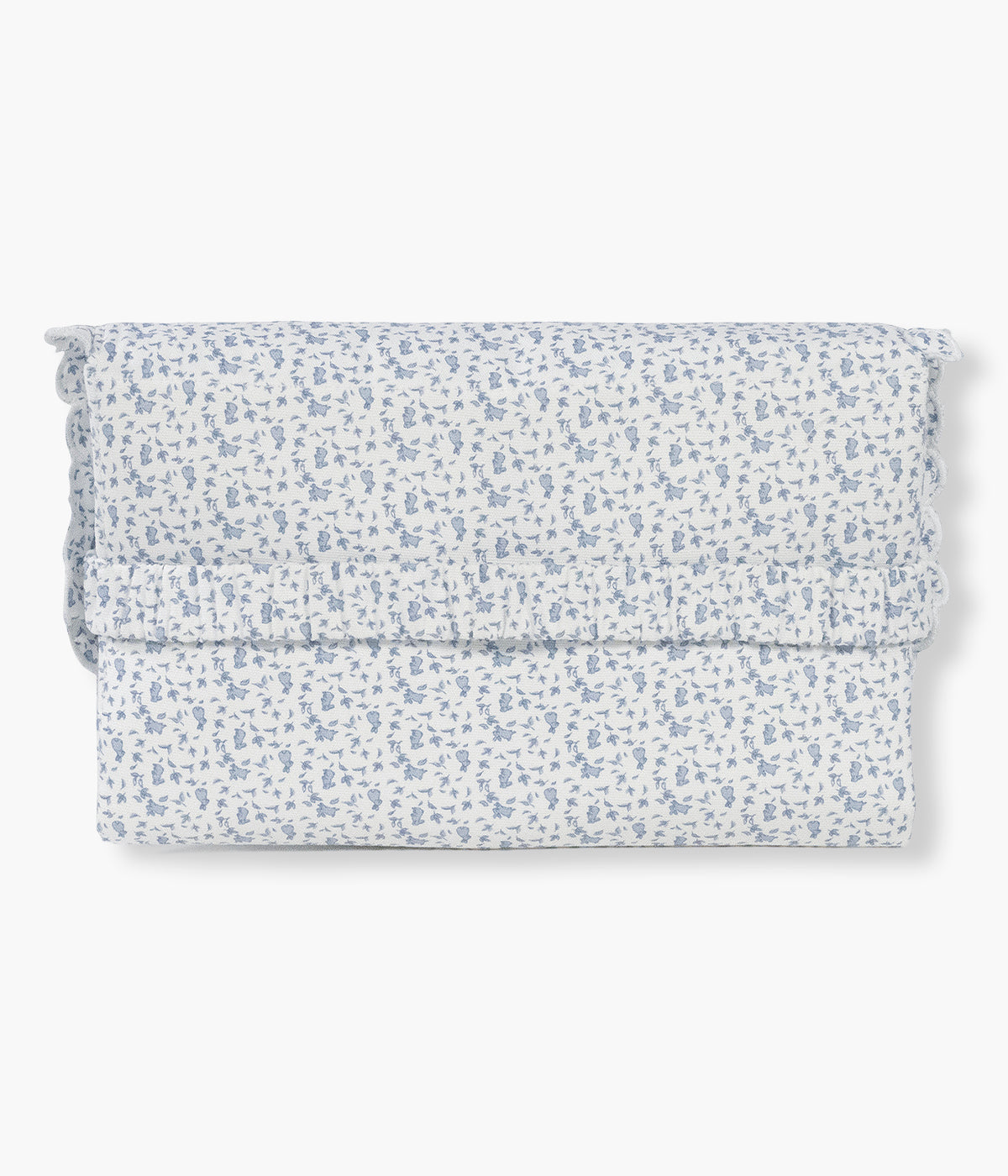 Vista traseira e dobrado do muda fraldas portátil para bebé Maison Tender da Pasito a Pasito com o padrão coelhos. Com um exterior em 100% algodão BCI com padrão coelhos azuis, possui um interior acolchoado e impermeável em PVC sem ftalatos, fácil de limpar após cada utilização. O formato dobrável e o fecho elástico permitem transportá-lo facilmente dentro da mala ou mochila de maternidade.