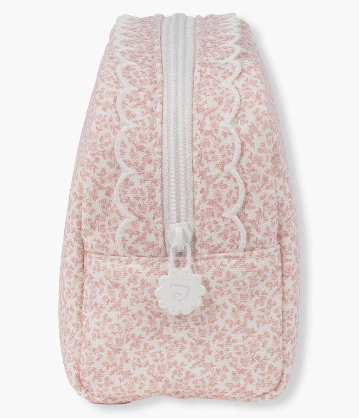 Vista lateral do necessaire para bebé Maison Tender da Pasito a Pasito com o padrão flores. Delicada bolsa perfeita para manter organizados os pequenos essenciais de higiene da bebé, tanto nos passeios como em viagem. Com o exterior em algodão BCI e um delicado padrão de coelhinhos, possui interior revestido em PVC sem ftalatos, facilitando a limpeza e protegendo o interior em caso de pequenos derrames. O formato compacto e o fecho de correr tornam-no prático para transportar dentro da mala de maternidade.