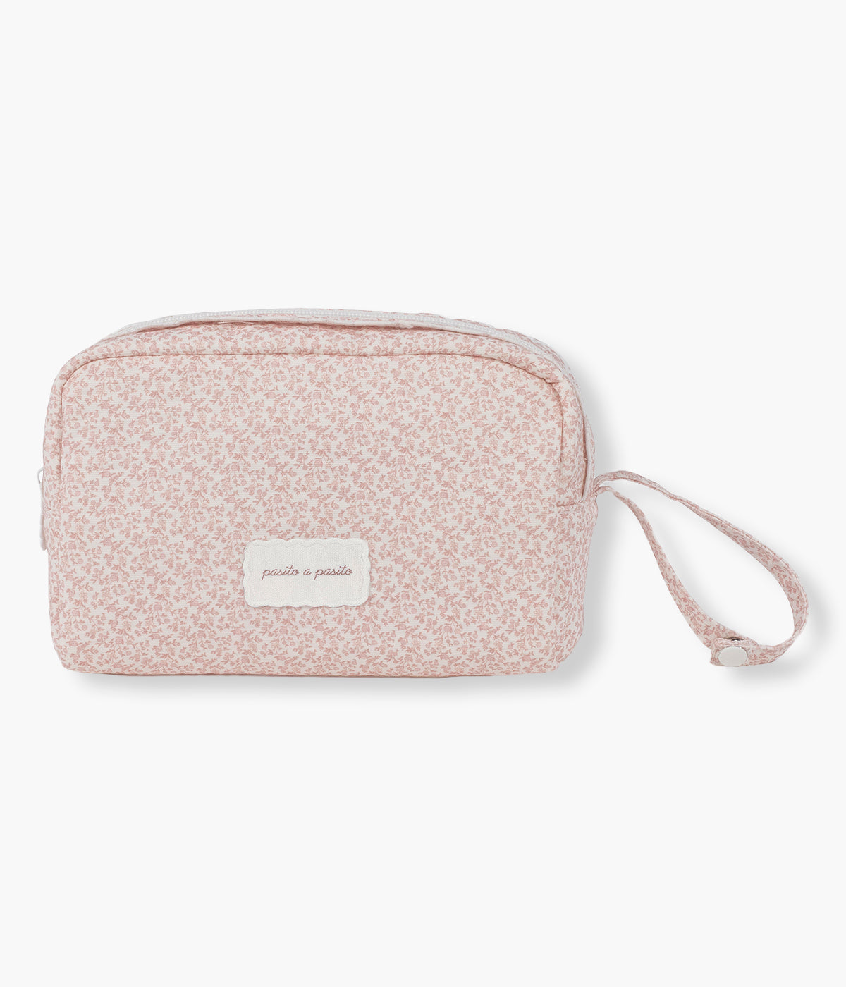 Vista frontal do necessaire para bebé Maison Tender da Pasito a Pasito com o padrão flores. Delicada bolsa perfeita para manter organizados os pequenos essenciais de higiene da bebé, tanto nos passeios como em viagem. Com o exterior em algodão BCI e um delicado padrão de coelhinhos, possui interior revestido em PVC sem ftalatos, facilitando a limpeza e protegendo o interior em caso de pequenos derrames. O formato compacto e o fecho de correr tornam-no prático para transportar dentro da mala de maternidade.