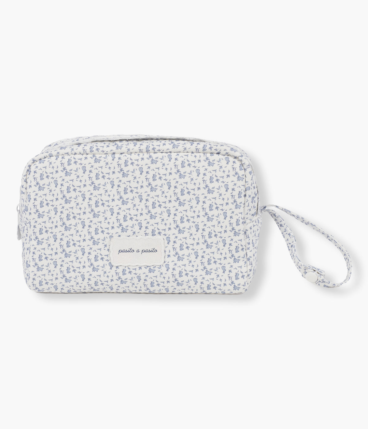 Vista frontal do necessaire para bebé Maison Tender da Pasito a Pasito com o padrão coelhos. Delicada bolsa perfeita para manter organizados os pequenos essenciais de higiene do bebé, tanto nos passeios como em viagem. Com o exterior em algodão e um delicado padrão de coelhinhos, possui interior revestido em PVC sem ftalatos, facilitando a limpeza e protegendo o interior em caso de pequenos derrames. O formato compacto e o fecho de correr tornam-no prático para transportar dentro da mala de maternidade.