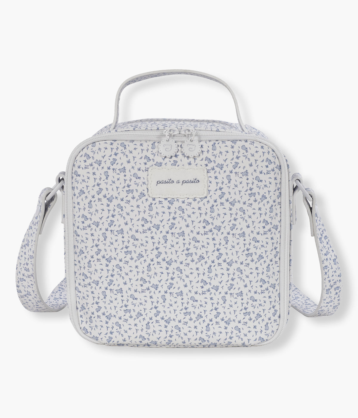 Vista frontal da bolsa térmica Maison Tender da Pasito a Pasito. Prática bolsa que permite transportar a comida e as bebidas do bebé ajudando a conservar a temperatura durante mais tempo. Fabricada em pele vegana com padrão coelhos em tons de azul, possui um interior isotérmico espaçoso, abertura ampla com fecho de correr e um prático bolso de rede na tampa. A pega de mão e a alça de ombro tornam-na fácil de transportar em passeios, viagens, creche ou no dia a dia.