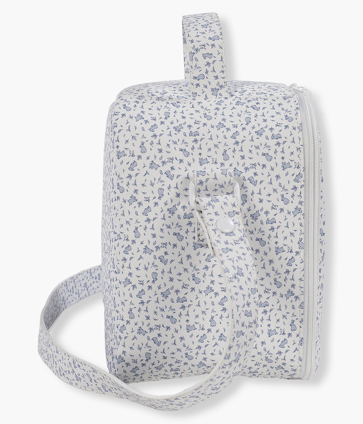 Vista lateral da bolsa térmica Maison Tender da Pasito a Pasito. Prática bolsa que permite transportar a comida e as bebidas do bebé ajudando a conservar a temperatura durante mais tempo. Fabricada em pele vegana com padrão coelhos em tons de azul, possui um interior isotérmico espaçoso, abertura ampla com fecho de correr e um prático bolso de rede na tampa. A pega de mão e a alça de ombro tornam-na fácil de transportar em passeios, viagens, creche ou no dia a dia.