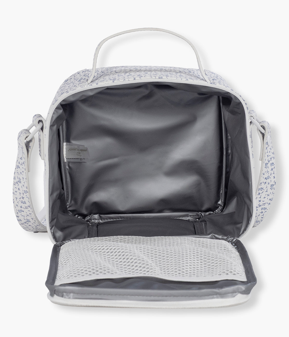 Vista do interior da bolsa térmica Maison Tender da Pasito a Pasito. Prática bolsa que permite transportar a comida e as bebidas do bebé ajudando a conservar a temperatura durante mais tempo. Fabricada em pele vegana com padrão coelhos em tons de azul, possui um interior isotérmico espaçoso, abertura ampla com fecho de correr e um prático bolso de rede na tampa. A pega de mão e a alça de ombro tornam-na fácil de transportar em passeios, viagens, creche ou no dia a dia.