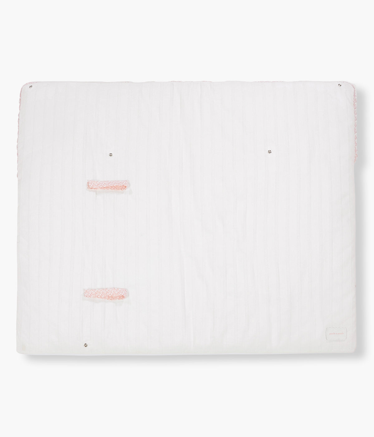Vista aberta do saco Manta Maison Tender da Pasito a Pasito. Elegante saco manta com TOG 2.5 que proporciona uma envolvência suave e confortável nos primeiros meses da bebé. Fabricado em 100% algodão, combina um exterior branco com delicada textura de riscas verticais e um interior em musselina lisa de algodão.