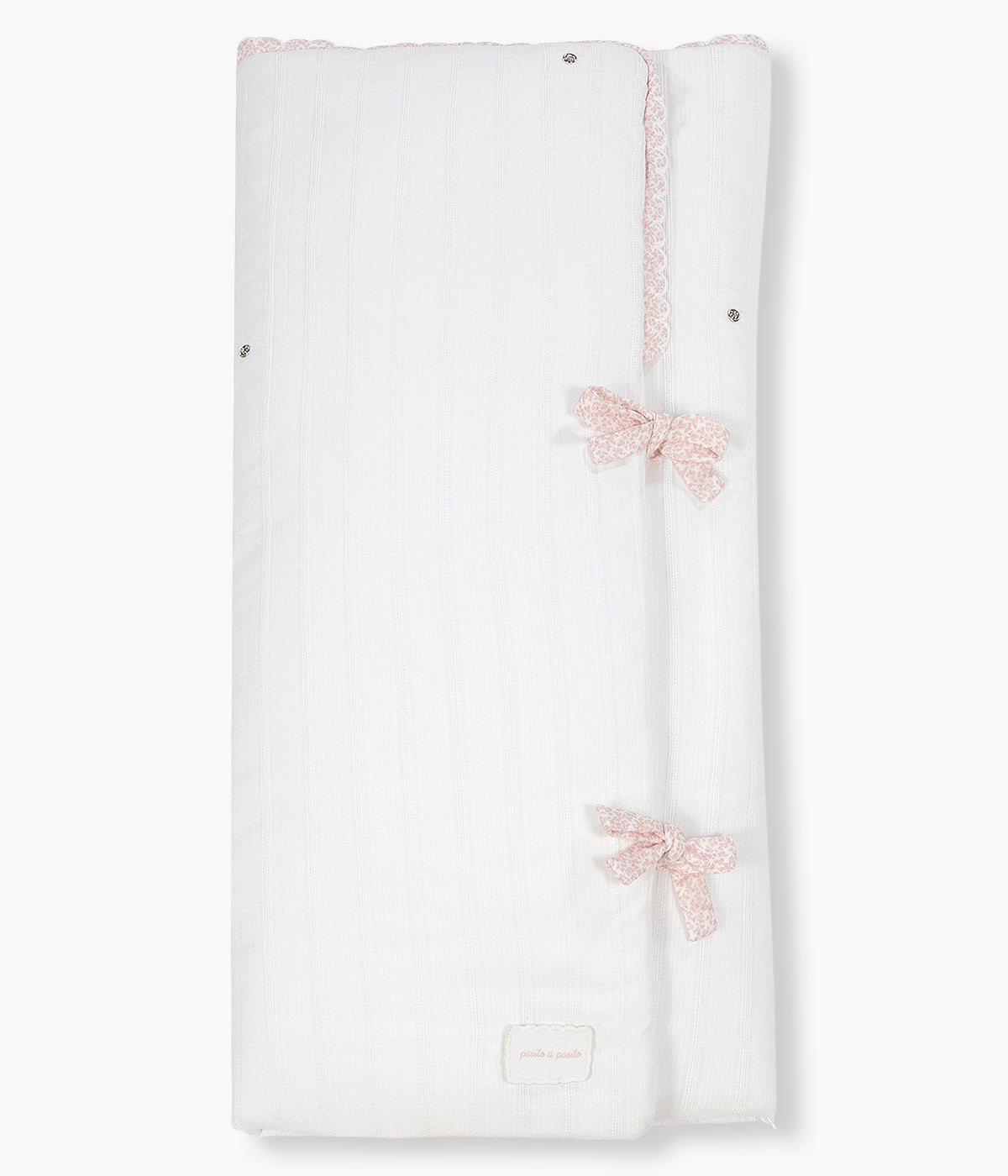 Vista frontal do saco Manta Maison Tender da Pasito a Pasito. Elegante saco manta com TOG 2.5 que proporciona uma envolvência suave e confortável nos primeiros meses da bebé. Fabricado em 100% algodão, combina um exterior branco com delicada textura de riscas verticais e um interior em musselina lisa de algodão. O formato tipo envelope, os laços de ajuste e o fecho de correr na zona dos pés ajudam a manter a bebé aconchegado, podendo ainda ser completamente aberto e utilizado como manta.