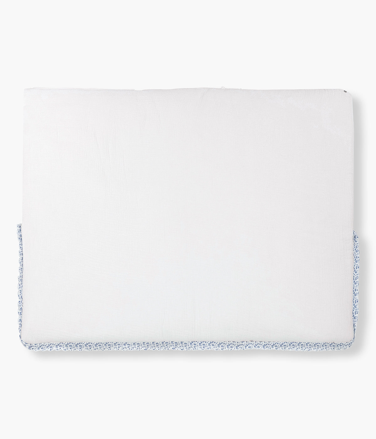 Vista aberta do saco Manta Maison Tender da Pasito a Pasito. Elegante saco manta com TOG 2.5 que proporciona uma envolvência suave e confortável nos primeiros meses do bebé. Fabricado em 100% algodão, combina um exterior branco com delicada textura de riscas verticais e um interior em musselina lisa de algodão. O formato tipo envelope, os laços de ajuste e o fecho de correr na zona dos pés ajudam a manter o bebé aconchegado, podendo ainda ser completamente aberto e utilizado como manta.