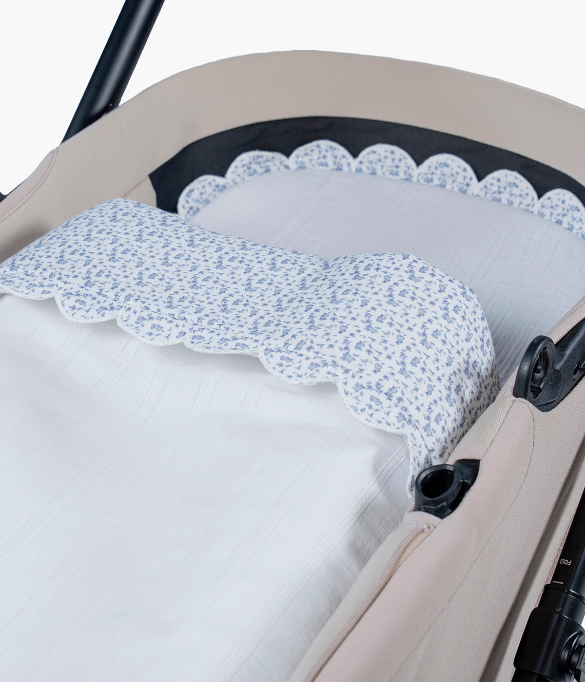 Vista detalhada do saco de Dormir Maison Tender da Pasito a Pasito. Elegante saco manta com TOG 2.5 que proporciona um espaço suave, confortável e acolhedor para os primeiros passeios do bebé.