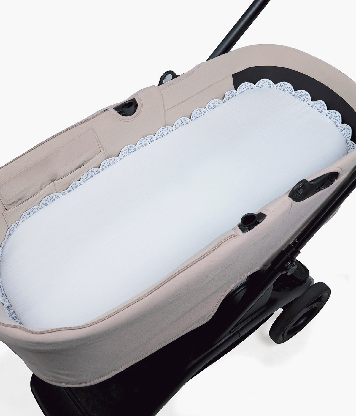 Vista do saco de Dormir Maison Tender da Pasito a Pasito. Elegante saco manta com TOG 2.5 que proporciona um espaço suave, confortável e acolhedor para os primeiros passeios do bebé.
