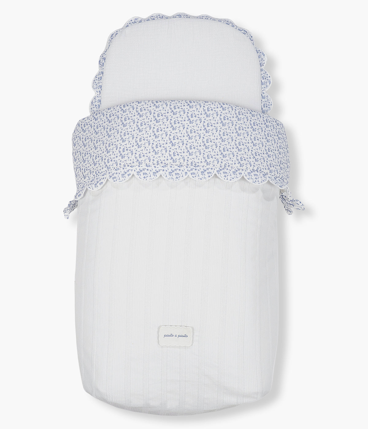 Vista frontal do saco de Dormir Maison Tender da Pasito a Pasito. Elegante saco manta com TOG 2.5 que proporciona um espaço suave, confortável e acolhedor para os primeiros passeios do bebé.