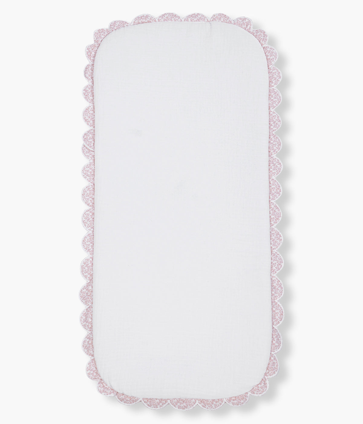 Vista aberto do saco de dormir Maison Tender da Pasito a Pasito. Elegante saco manta com TOG 2.5 que proporciona um espaço suave, confortável e acolhedor para os primeiros passeios da bebé. Fabricado em 100% algodão, combina um exterior branco com delicada textura de riscas verticais e um interior em musselina de algodão com padrão flores rosa.
