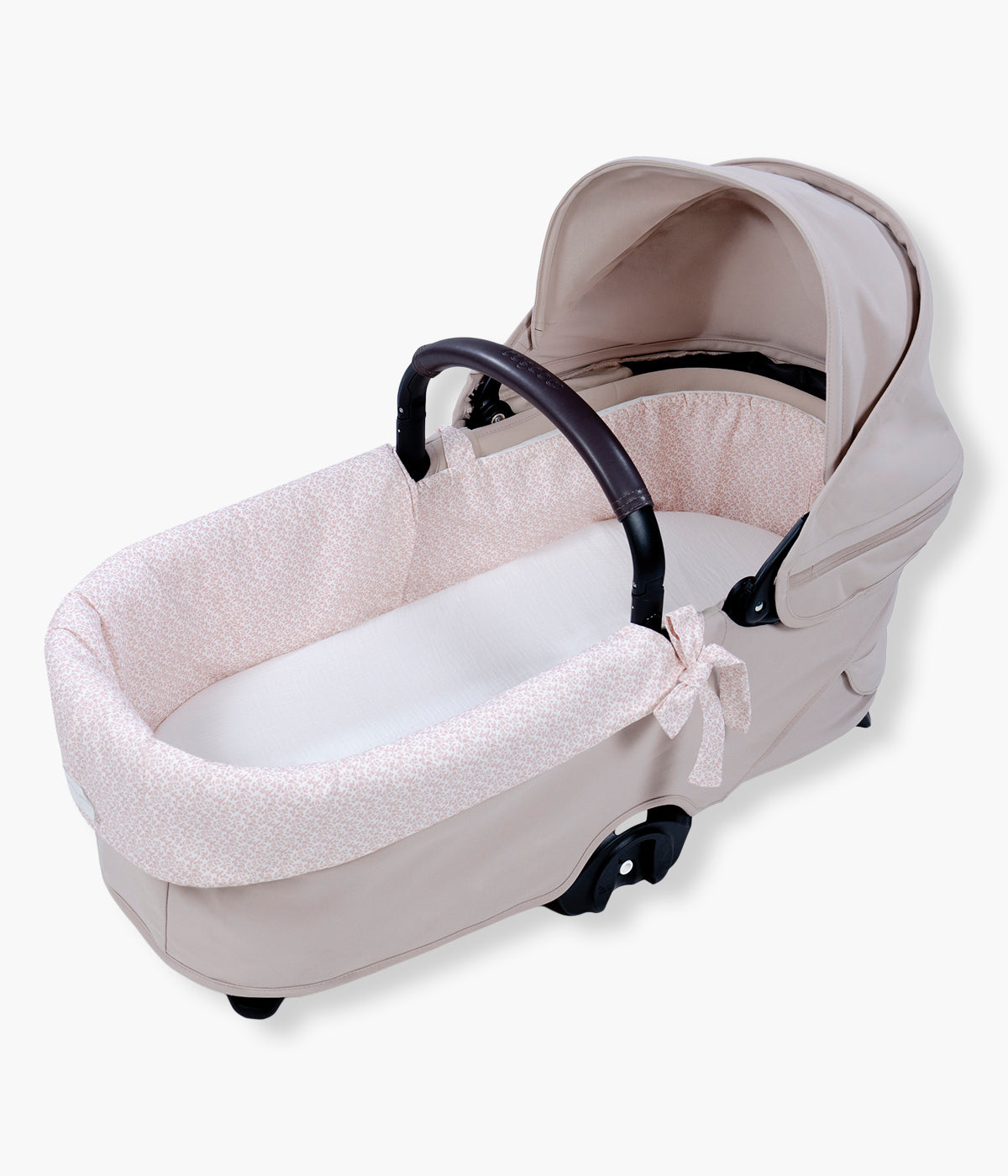 Forra para alcofa com elásticos Maison Tender Flores da Pasito a Pasito. Fabricada em 100% algodão BCI, possui um rebordo macio que envolve a extremidade da alcofa e se ajusta através de laços. Inclui ainda um lençol de baixo ajustável em musselina de 100% algodão, suave e respirável para o contacto com a pele delicada do bebé. O tamanho permite a adaptação à maioria das alcofas.