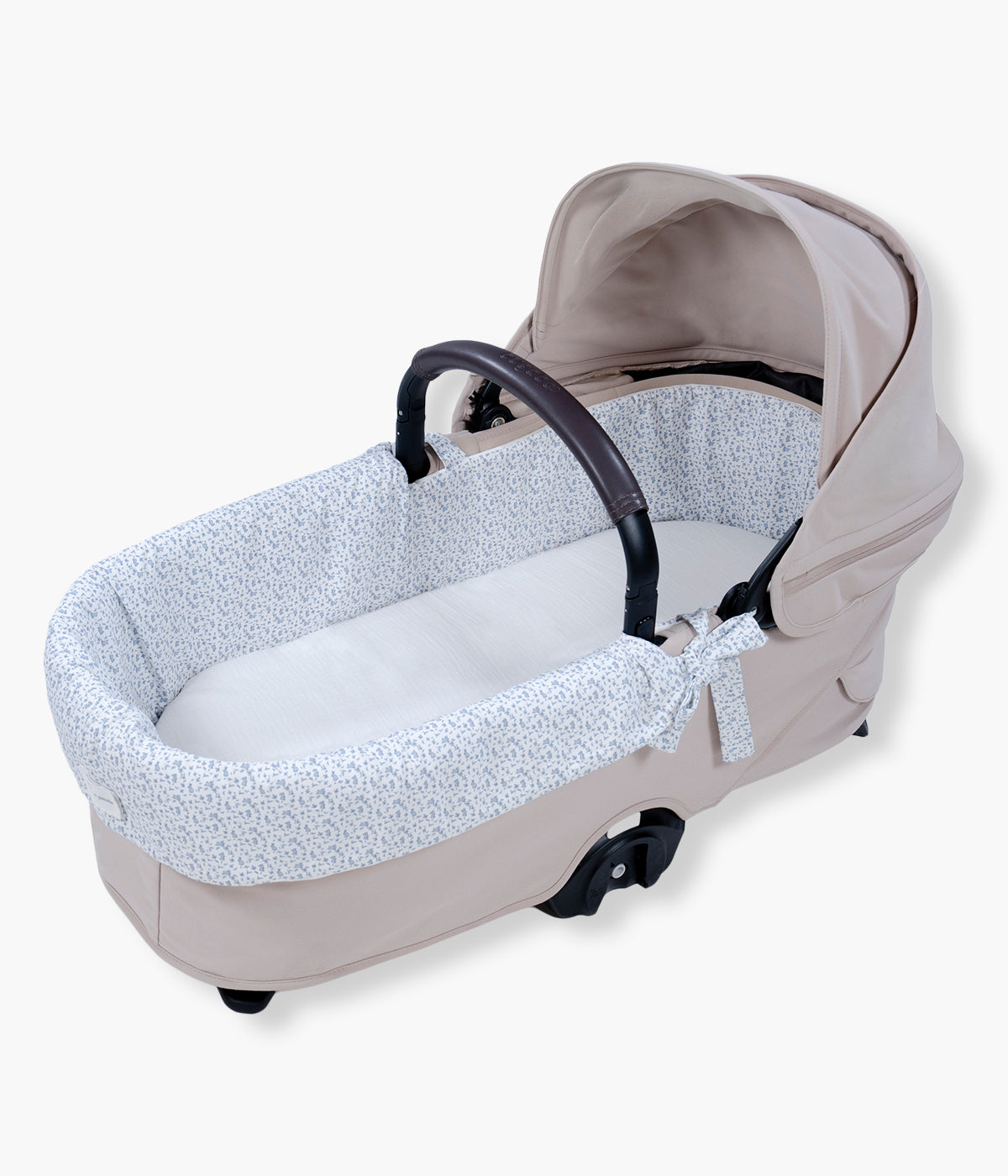 Forra para alcofa com elásticos Maison Tender Coelhos da Pasito a Pasito. Fabricada em 100% algodão BCI, possui um rebordo macio que envolve a extremidade da alcofa e se ajusta através de laços. Inclui ainda um lençol de baixo ajustável em musselina de 100% algodão, suave e respirável para o contacto com a pele delicada do bebé. O tamanho permite a adaptação à maioria das alcofas.