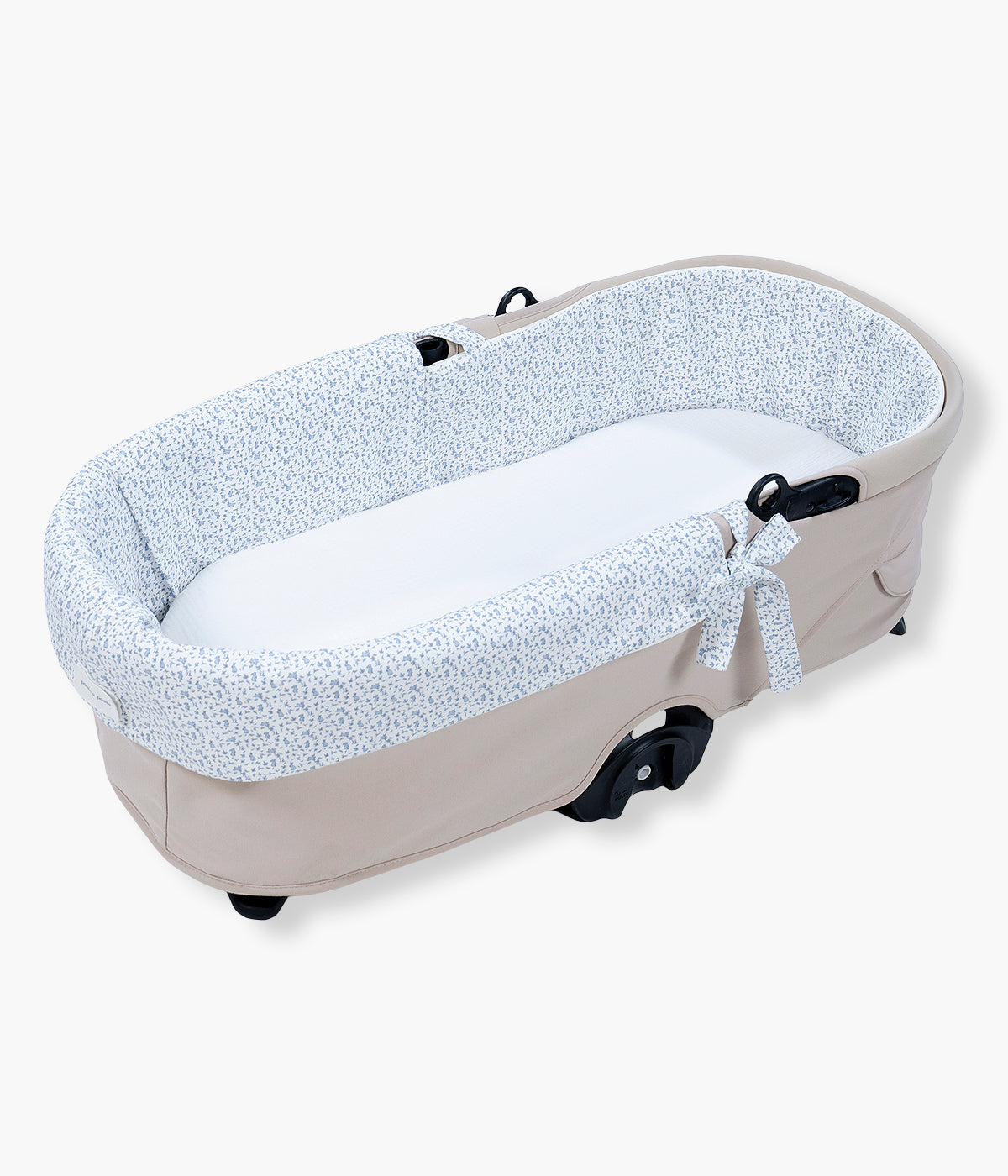 Forra para alcofa com elásticos Maison Tender Coelhos da Pasito a Pasito. Fabricada em 100% algodão BCI, possui um rebordo macio que envolve a extremidade da alcofa e se ajusta através de laços. Inclui ainda um lençol de baixo ajustável em musselina de 100% algodão, suave e respirável para o contacto com a pele delicada do bebé. O tamanho permite a adaptação à maioria das alcofas.