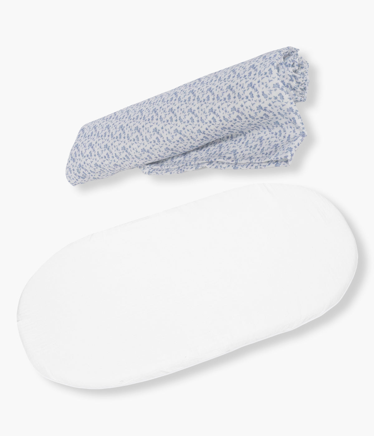 Conjunto de swaddle de musselina e forra em bambu Maison Tender da Pasito a Pasito para bebé e recém-nascido(a). Elegante conjunto que inclui um lençol de baixo ajustável de 73 × 32 cm, ideal para alcofa ou moisés, e uma musselina de 120 × 120 cm, ambos em 70% bambu e 30% algodão. O tecido leve e extra suave é delicado para a pele do recém-nascido, e o padrão de coelhinhos em tons de azul coordena com os restantes acessórios da coleção Maison Tender.