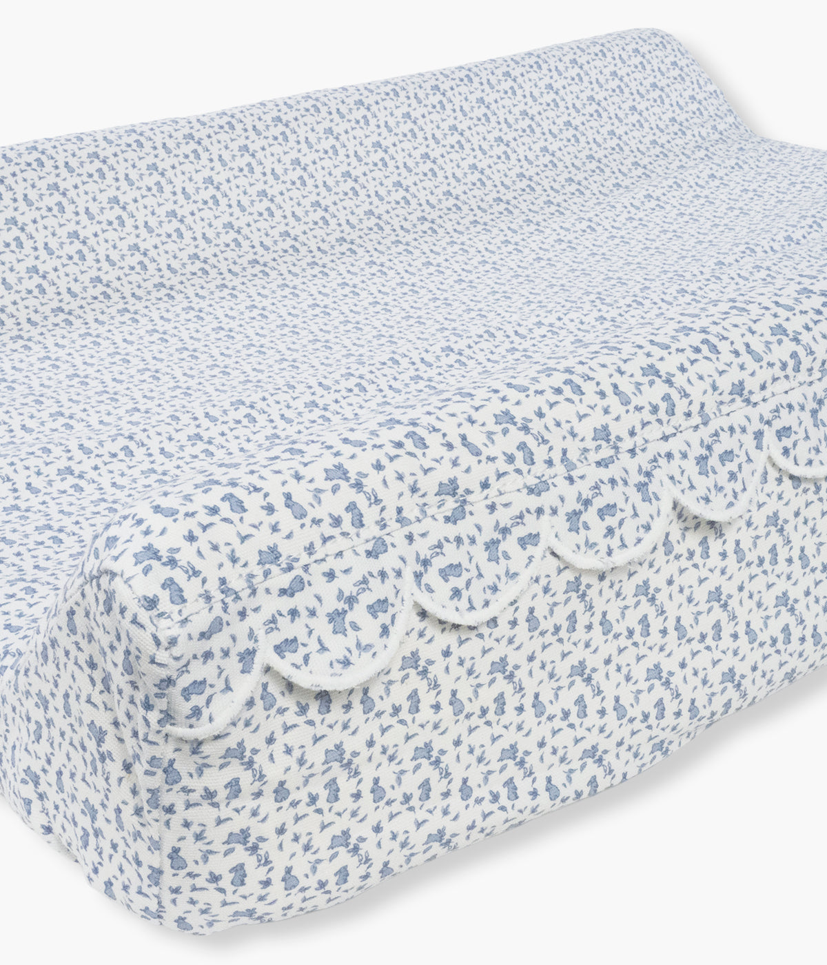 Vista lateral do trocador de Fraldas Maison Tender da Pasito a Pasito. Prático trocador com elegante padrão coelhos azuis que oferece um espaço confortável e seguro para mudar a fralda do bebé em casa. Com espuma viscoelástica, base antiderrapante e capa removível impermeável, combina funcionalidade, higiene e um design delicado que harmoniza com o quarto do bebé.
