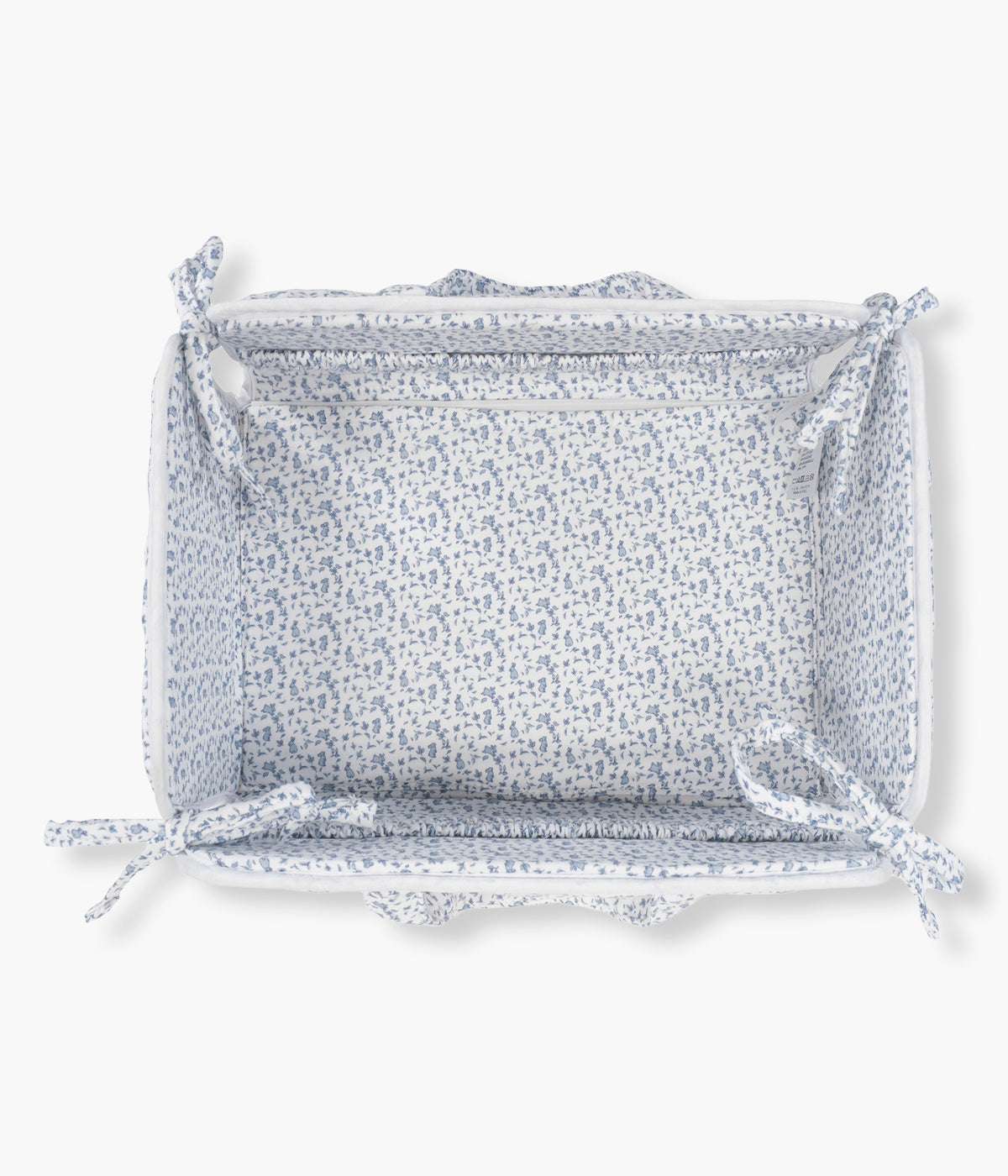 Vista superior da cesta organizadora Maison Tender da Pasito a Pasito. Elegante cesta que ajuda a manter os essenciais do bebé organizados e sempre à mão. Fabricada em 100% algodão, possui um formato leve e estruturado, ideal para colocar junto ao muda-fraldas, sobre a cómoda ou numa prateleira. O delicado padrão de coelhos em tons de azul combina funcionalidade com o estilo suave e elegante da coleção Maison Tender.