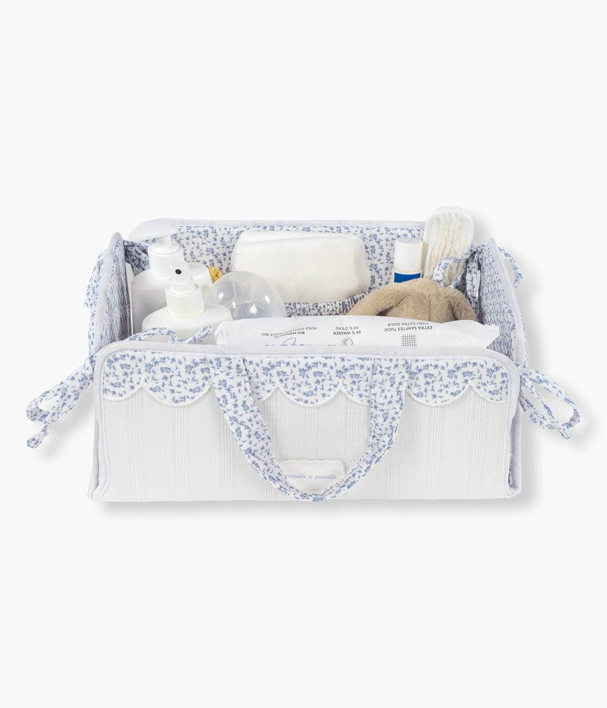 Vista frontal da cesta organizadora Maison Tender da Pasito a Pasito. Elegante cesta que ajuda a manter os essenciais do bebé organizados e sempre à mão. Fabricada em 100% algodão, possui um formato leve e estruturado, ideal para colocar junto ao muda-fraldas, sobre a cómoda ou numa prateleira. O delicado padrão de coelhos em tons de azul combina funcionalidade com o estilo suave e elegante da coleção Maison Tender.