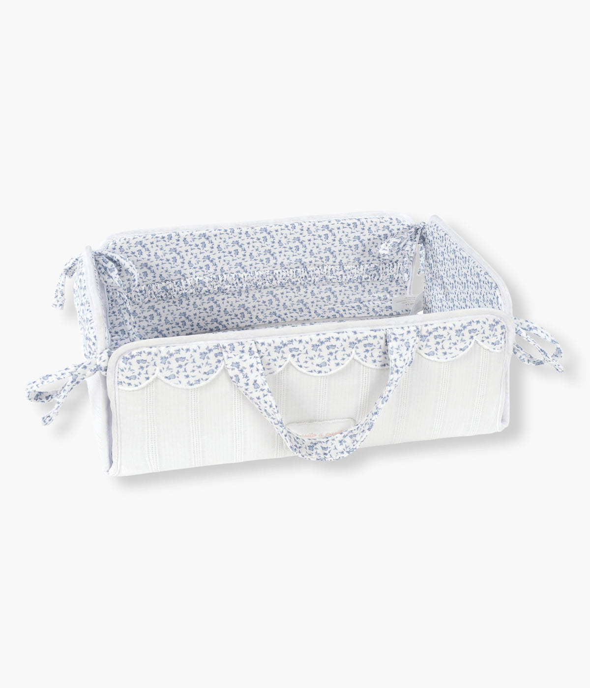 Vista superior da cesta organizadora Maison Tender da Pasito a Pasito. Elegante cesta que ajuda a manter os essenciais do bebé organizados e sempre à mão. Fabricada em 100% algodão, possui um formato leve e estruturado, ideal para colocar junto ao muda-fraldas, sobre a cómoda ou numa prateleira. O delicado padrão de coelhos em tons de azul combina funcionalidade com o estilo suave e elegante da coleção Maison Tender.