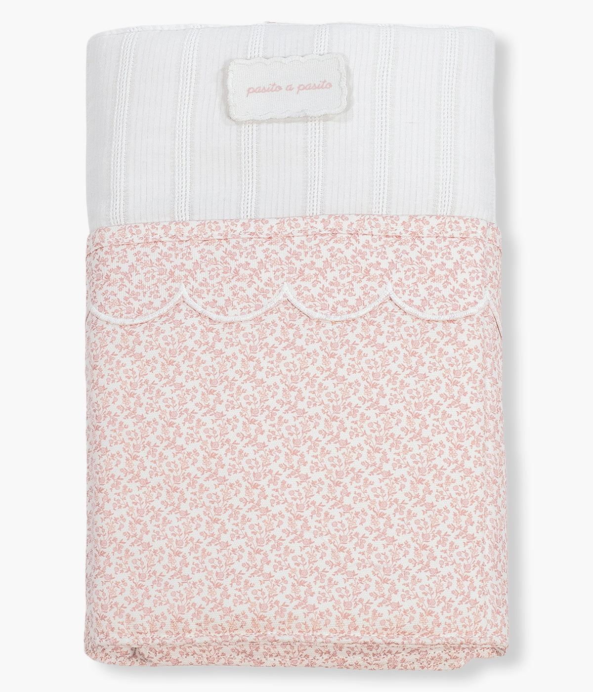 Vista dobrada do organizador de berço Maison Tender da Pasito a Pasito com o padrão floral rosa. Perfeito para manter os essenciais da bebé sempre organizados e facilmente acessíveis junto ao berço.