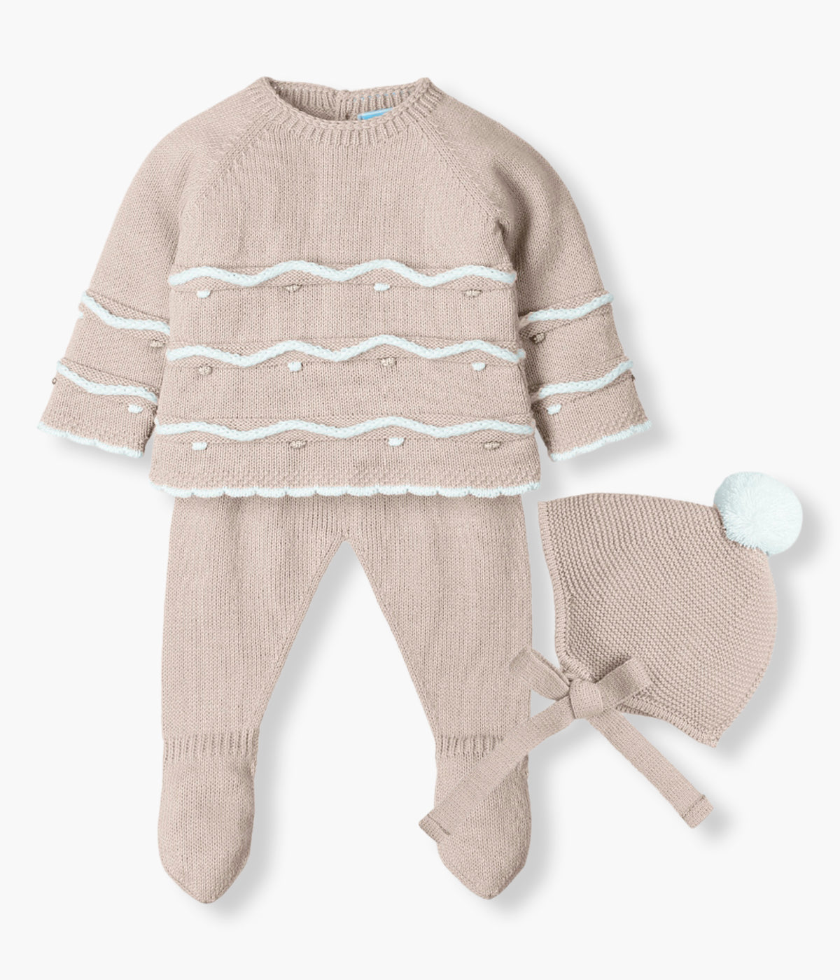 Vista frontal do conjunto de 3pc em malha bege da Mac Ilusión para bebé e recém-nascido(a). Camisola com bolinhas e detalhes com relevo em branco e tons de bege. Calças lisas com pés. Gorro com pompom branco.