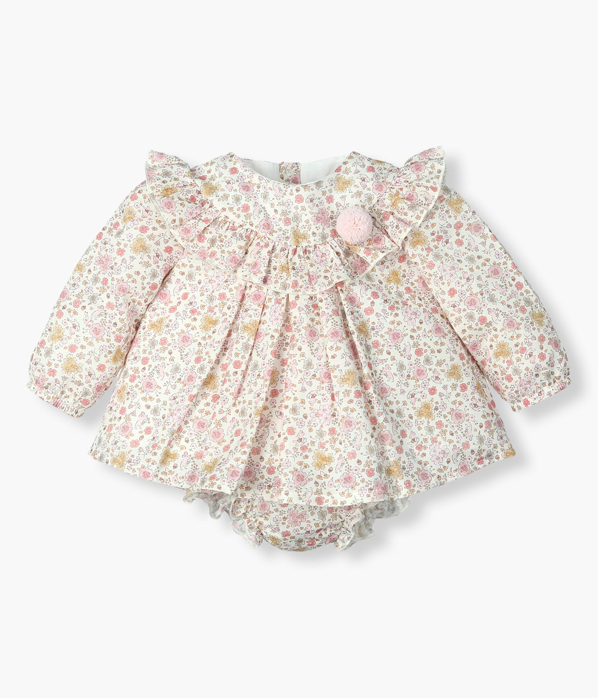 Vista frontal do vestido em algodão da Mac Ilusión para bebé menina e recém-nascida. Elegante vestido pérola com padrão pequenas flores em tons de rosa e bege, gola folho branca e pequeno pompom no peito. Tapa fraldas a combinar.
