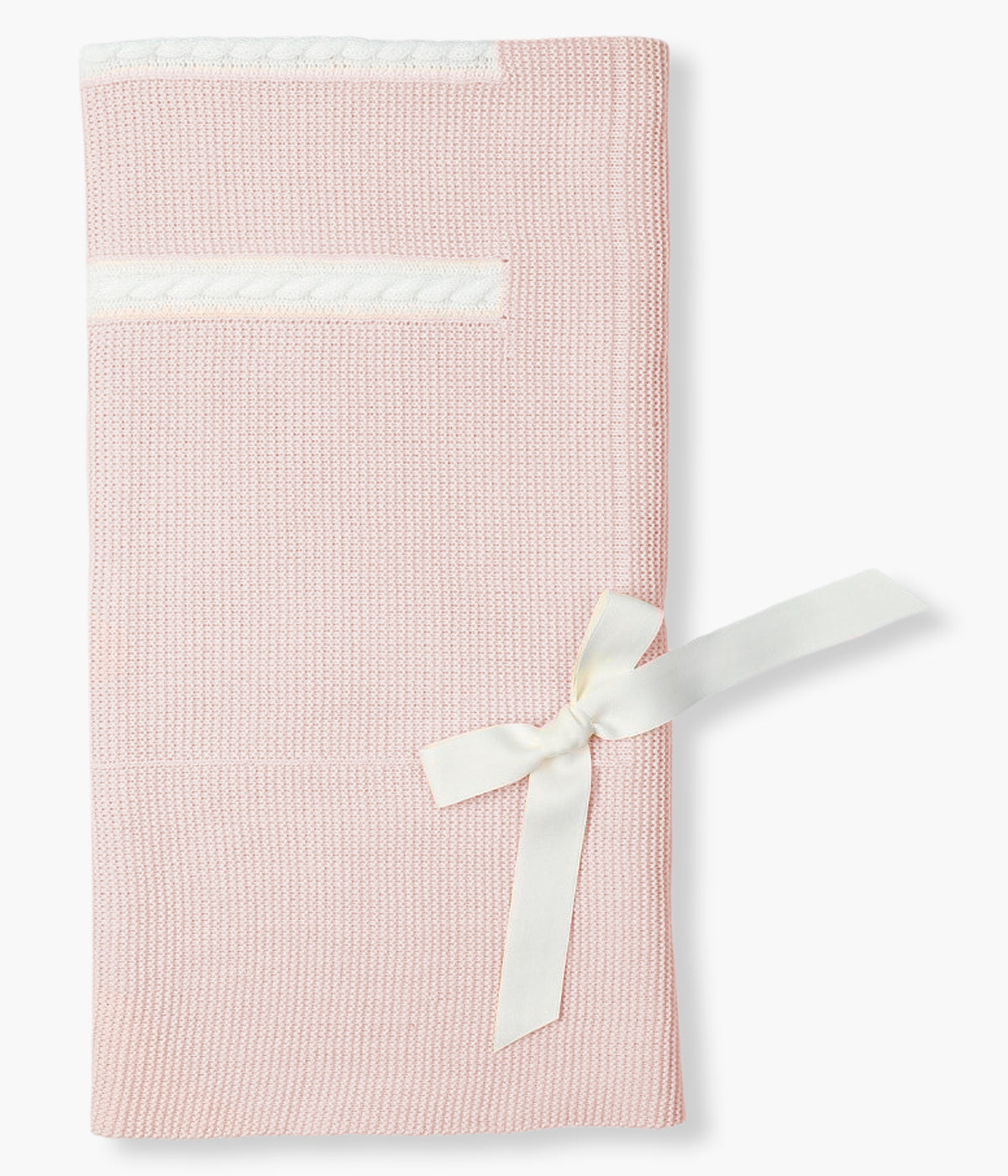 Vista frontal da manta em malha rosa da Mac Ilusión para bebé menina e recém-nascida. Elegante manta de formato quadrado com detalhes e laço em branco.