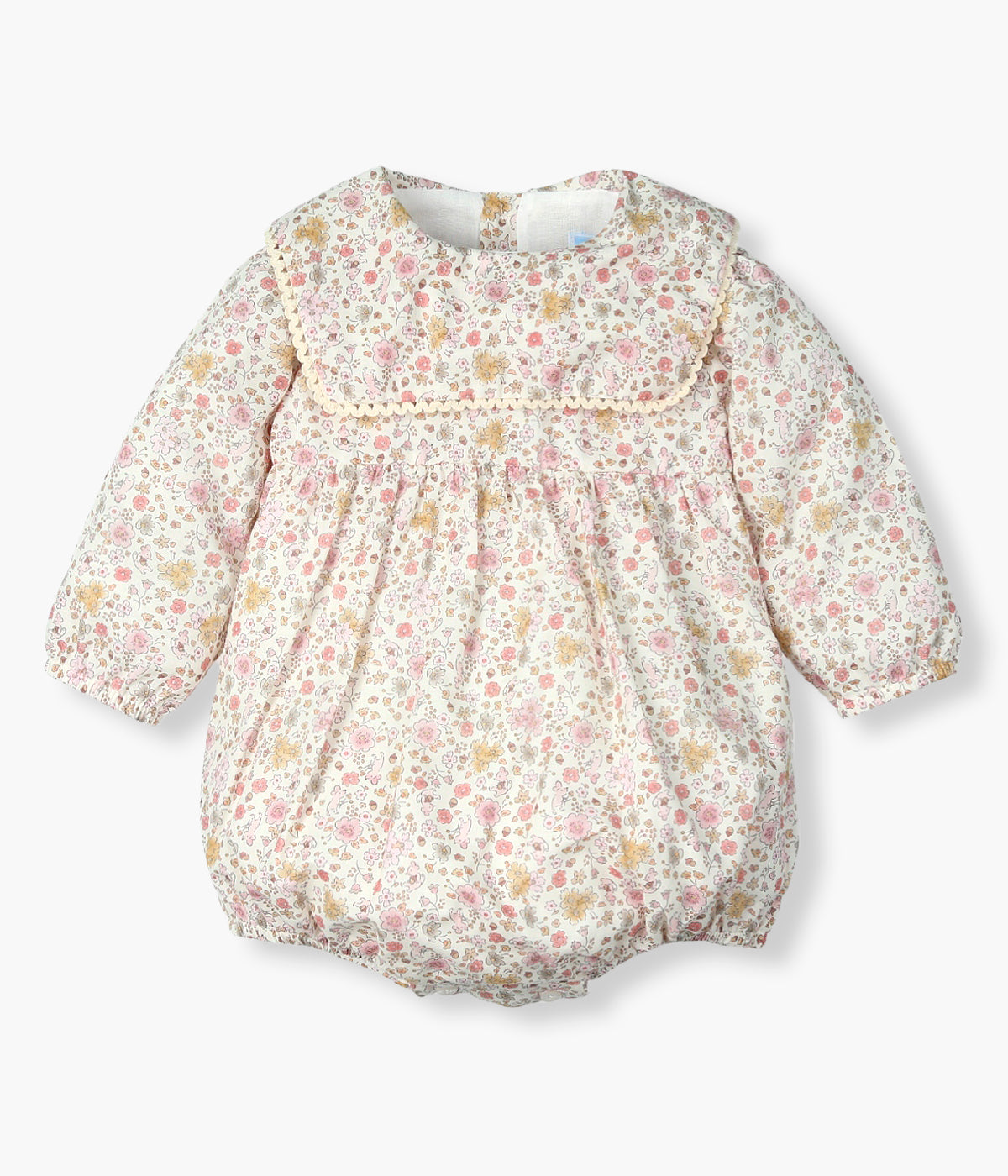 Vista frontal do fofo em algodão pérola da Mac Ilusión para bebé menina e recém-nascida. Elegante fofo com padrão de pequenas flores, peitilho com rebordo em renda e forro no interior. Abertura nas costas e entrepernas.